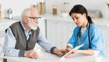 Sjukskötare_informerar_äldre_person