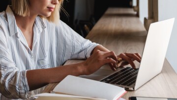 Kvinna jobbar vid dator 3