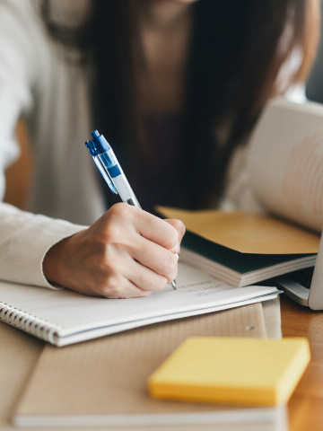 Studerande gör anteckningar