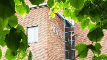 Novia skylt löv