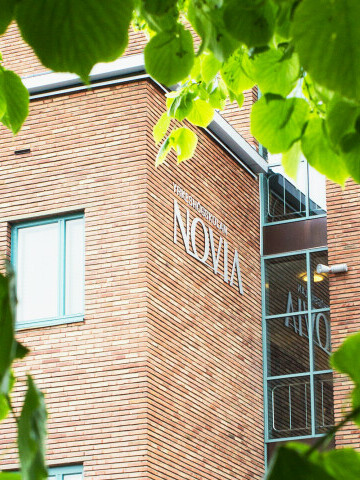 Novia skylt löv