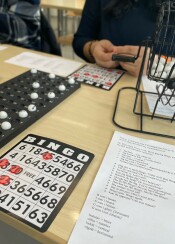 Studerande övar på bingo