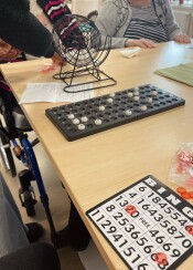 studerande spelar bingo med klienter