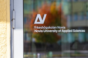 Novias logotyp på dörr