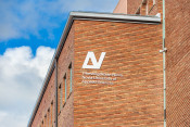 Novias logotyp på fasad