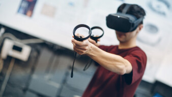 Man med VR-glasögon