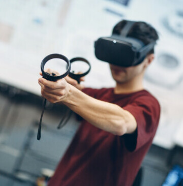 Man med VR-glasögon