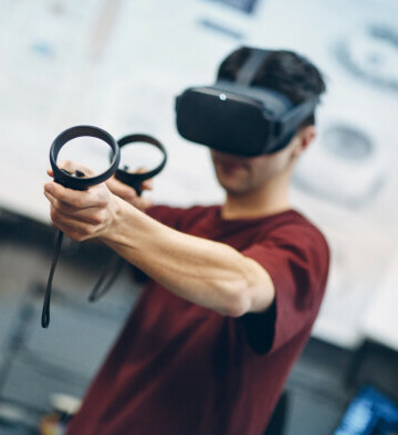 Man med VR-glasögon
