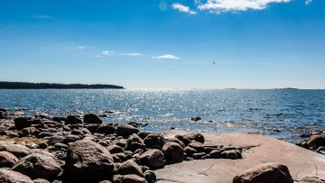 Österjsön, stenig strand och hav. Foto_AdobeStock