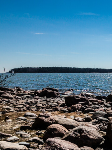 Österjsön, stenig strand och hav. Foto_AdobeStock