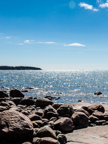Österjsön, stenig strand och hav. Foto_AdobeStock