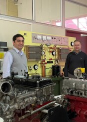 Professor Dr. Sergio Rios och Tom Lillhonga vid UMAG laboratorium