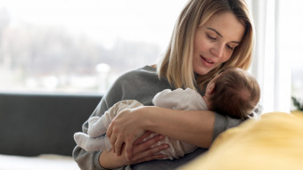 Mamma med bebis
