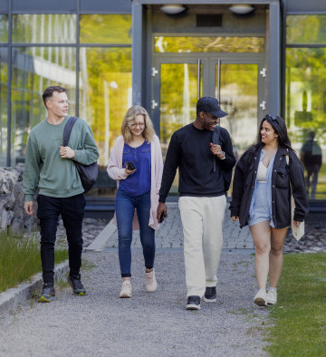 Studerande promenerar 10% svart