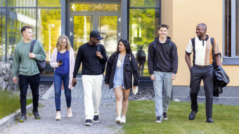 2025 Studerande promenerar 2