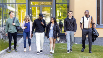 2025 Studerande promenerar 2