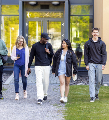 2025 Studerande promenerar 2