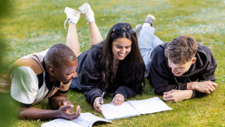 2025 Studerande på gräsmatta