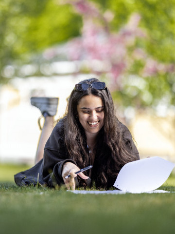 2025 Studerande på gräsmatta 2