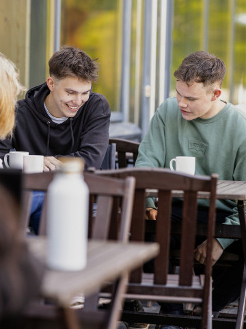 2025 Studerande ute 3 10% svart