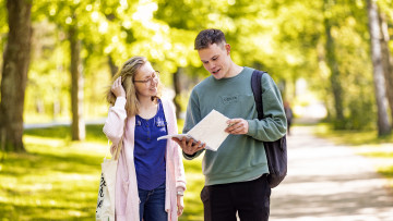 2025 Studerande går i park