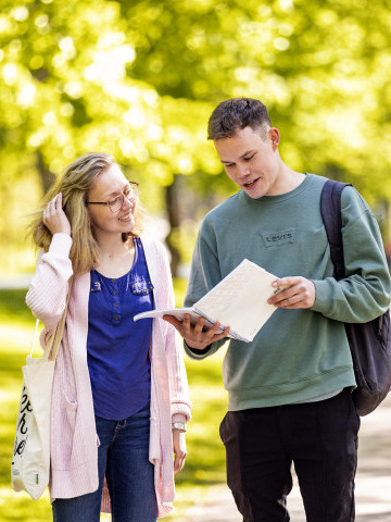 2025 Studerande går i park