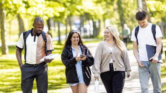 2025 Studerande går i park 2
