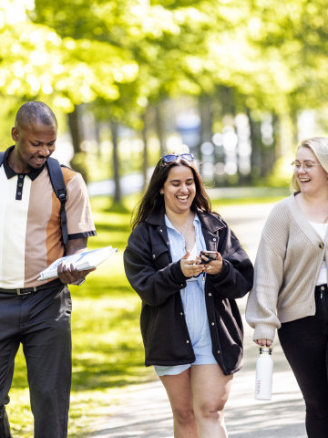 2025 Studerande går i park 2