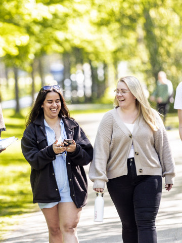 2025 Studerande går i park 2