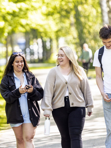 2025 Studerande går i park 2