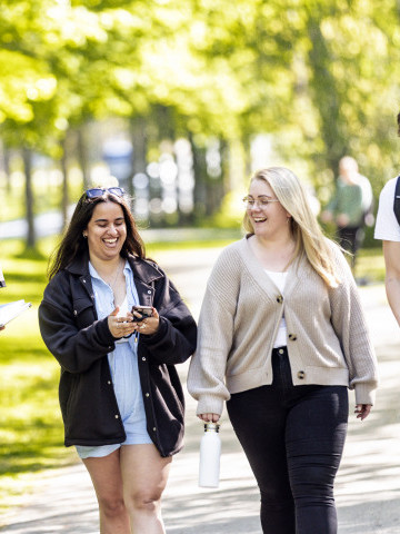 2025 Studerande går i park 2