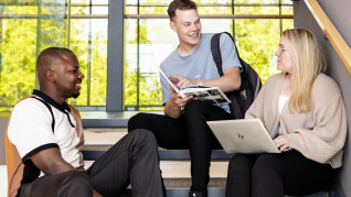 2025 Studerande i trappa