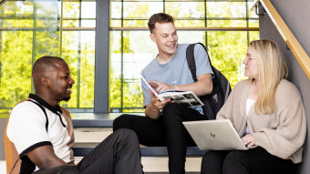 2025 Studerande i trappa