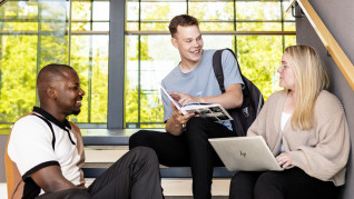 2025 Studerande i trappa