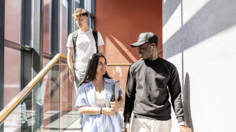 2025 Studerande går i trappa