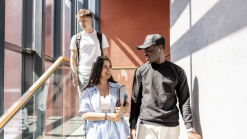 2025 Studerande går i trappa