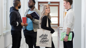 2023_fyra studerande står i korridor2