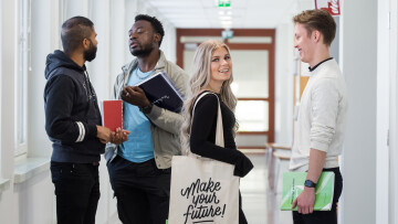 2023_fyra studerande står i korridor2