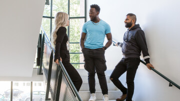 2023_studerande i trappa