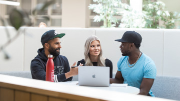 2023_tre studerande green room