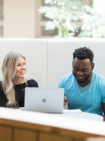 2023_två studerande green room