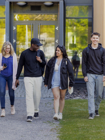 2025 Studerande promenerar 10% svart