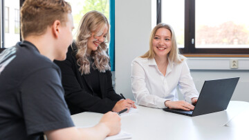 Företagsekonomi tre studerande