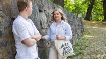 Två studerande pratar