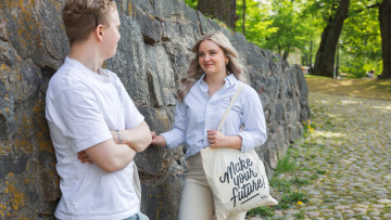 Två studerande pratar