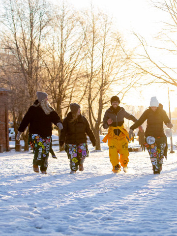 Studerande springer i solsken