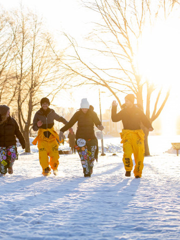 Studerande springer i solsken