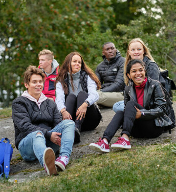 Grupp studerande i park
