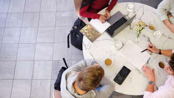 Studerande i grupp
