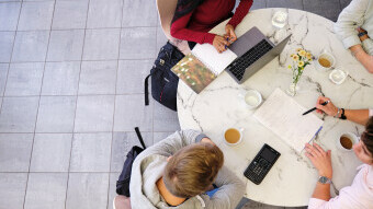 Studerande i grupp